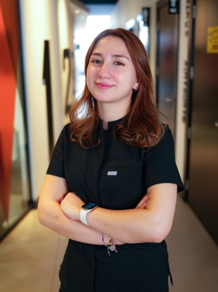 Prosthodontist Çağla Üstsoy